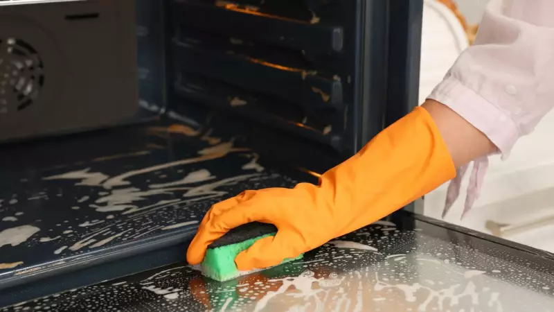 Solução caseira incrível: como limpar a gordura do forno com bicarbonato de sódio