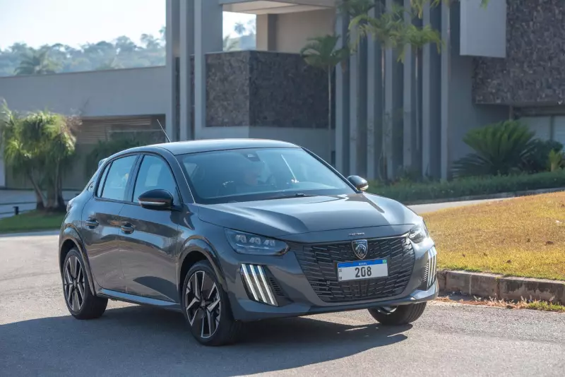 Stellantis alerta: Peugeot 208 e 2008 podem pegar fogo — recall urgente!