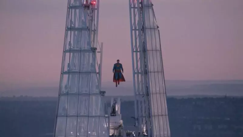 Superman voa no topo do The Shard em Londres para promover novo filme — Veja o vídeo!