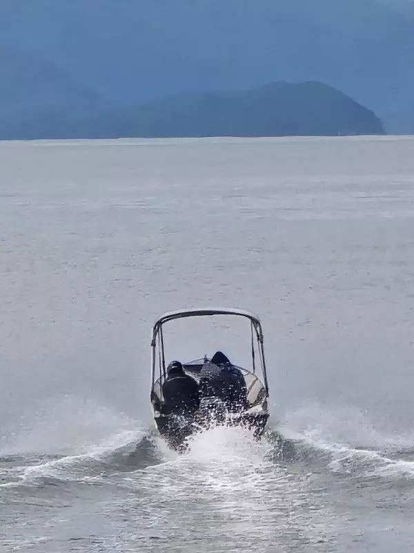 Suspeito de assassinar comerciante foge em lancha pelo mar em Ubatuba: veja o vídeo