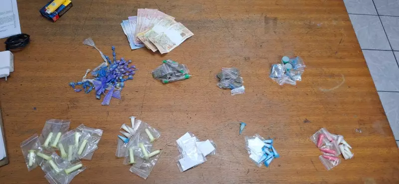 Suspeito é preso com mais de 100 porções de drogas e R$ 219 mil em Suzano | G1