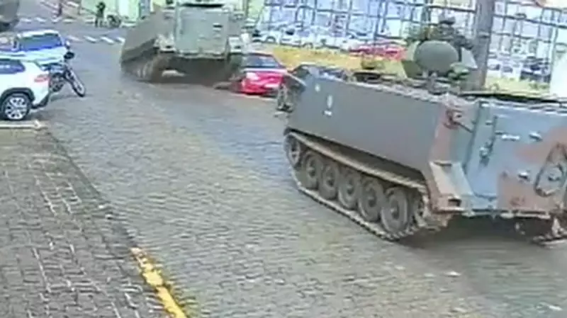 Tanque do Exército esmaga carro estacionado em Ponta Grossa: veja o vídeo chocante