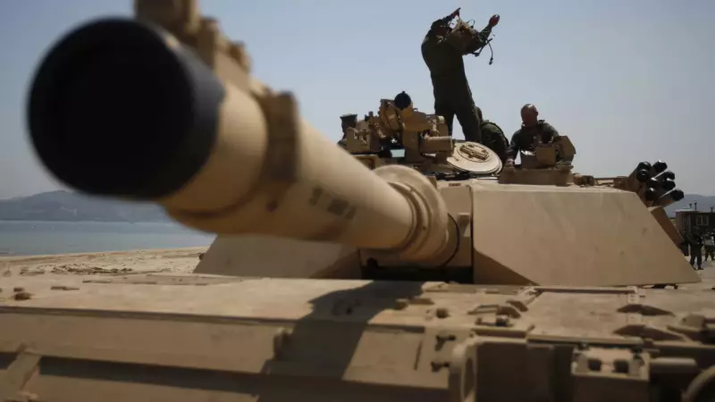 Tanque do Exército na contramão causa acidente e destrói carro em Ponta Grossa