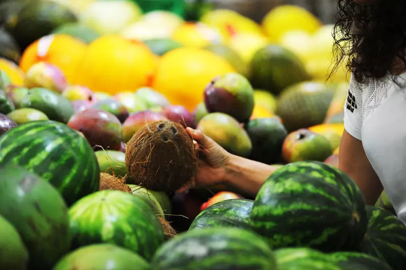 Tarifas pesadas e desperdício: o impacto na indústria de frutas e no bolso do brasileiro
