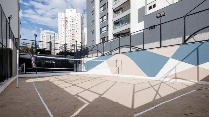Tay da Vanguard inova no lazer com quadra de beach tennis exclusiva