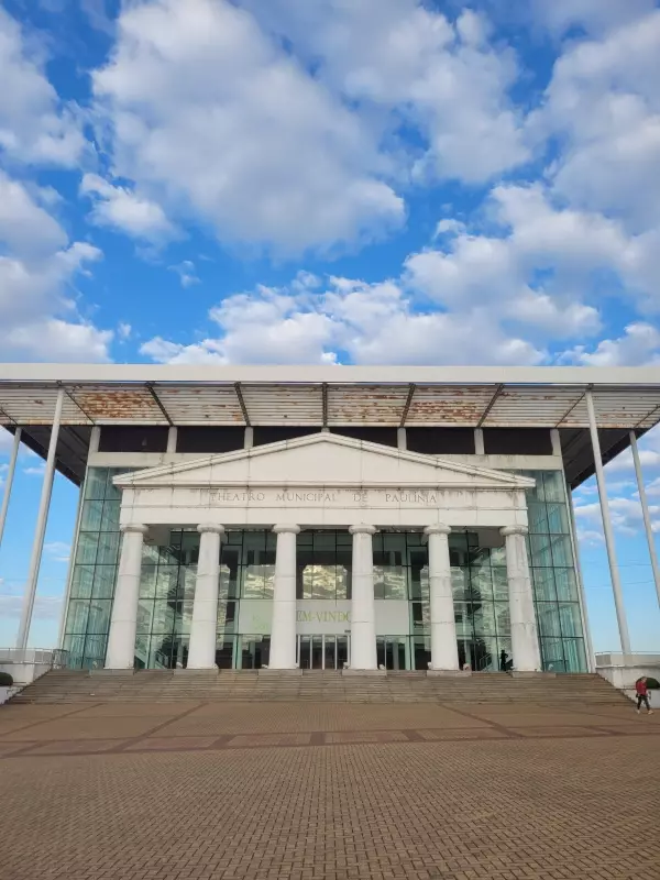 Teatro de Paulínia abandonado: assentos mofados, infiltração e sujeira assustam em fiscalização