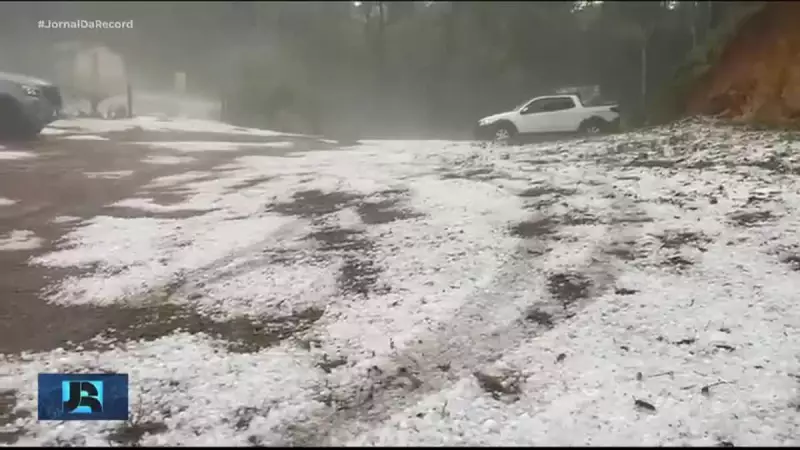 Temporal assusta Sul de Minas: granizo do tamanho de bolas de gude surpreende moradores