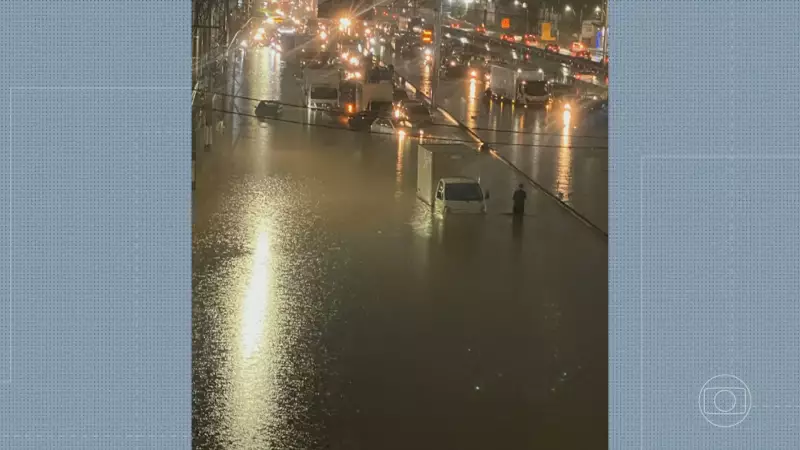 Temporal em São João de Meriti: Chuva intensa causa alagamentos e transtornos na Baixada Fluminense