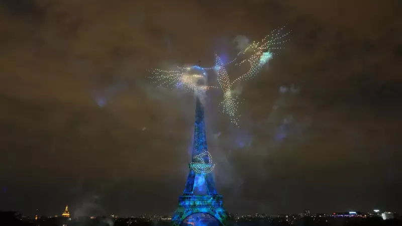 Torre Eiffel se veste de verde e amarelo: Brasil é homenageado com espetáculo de drones e fogos em Paris