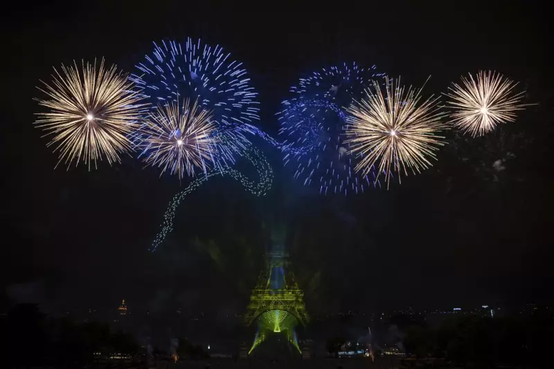 Torre Eiffel se veste de verde e amarelo em homenagem ao Brasil no Dia da Bastilha