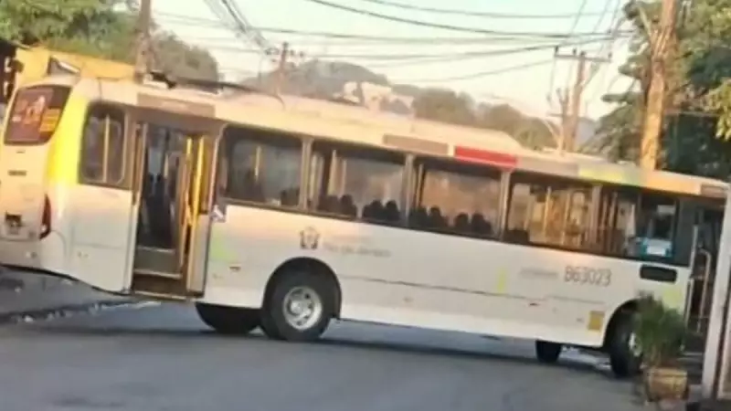 Traficantes sequestram ônibus e usam como barricada em operação policial no Complexo da Pedreira, no RJ