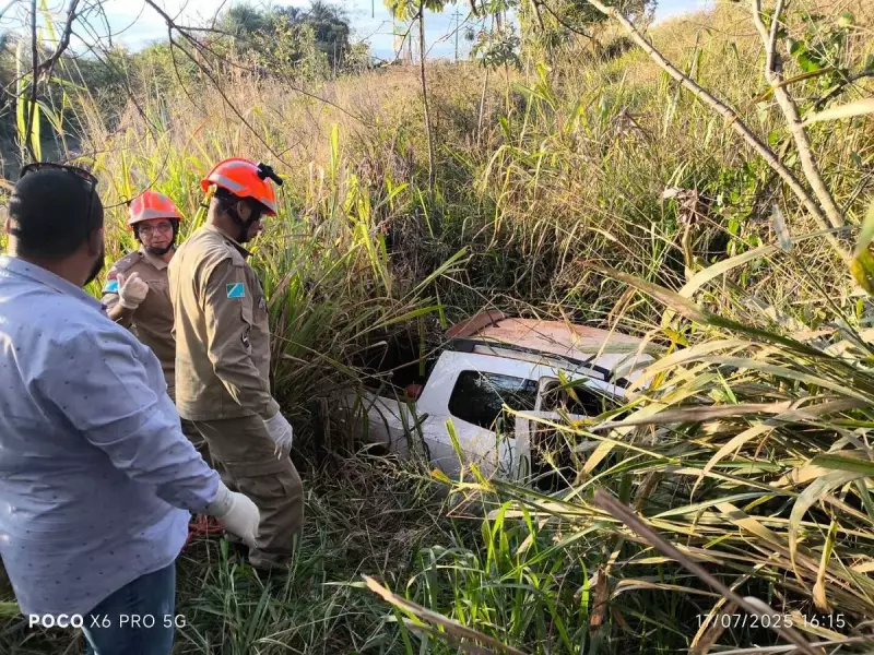 Tragédia em MS: Carro despenca de ribanceira e mata duas pessoas na BR-267