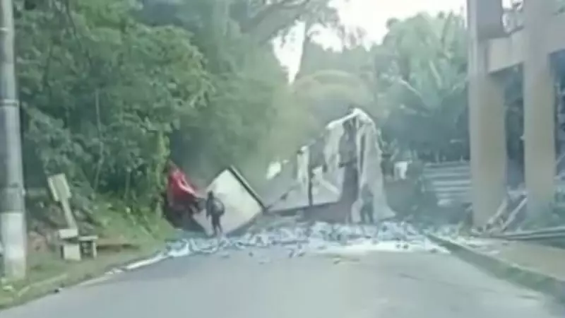Tragédia em Petrópolis: Caminhão despenca de viaduto e motorista morre no local