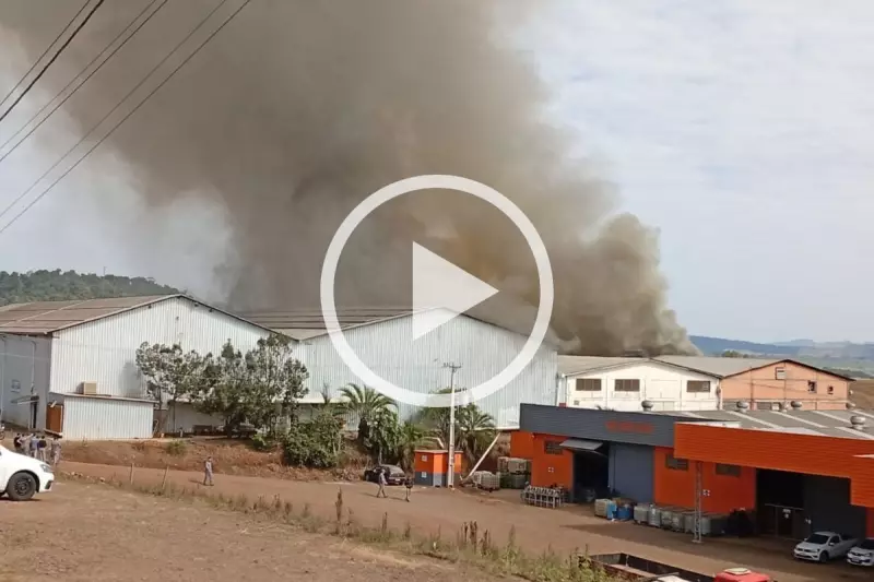 Tragédia em SC: Incêndio de grandes proporções mata trabalhador em empresa — veja o vídeo