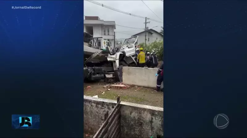 Tragédia em SC: Motorista de caminhão morre após acidente com vigas de concreto