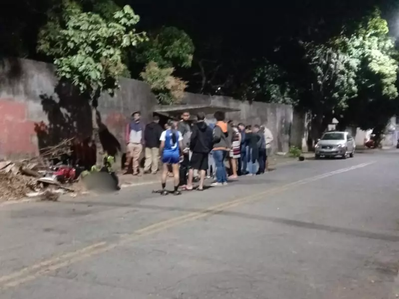Tragédia em Timóteo: Motocicleta colide com árvore e passageiro morre ao atingir abrigo de ônibus