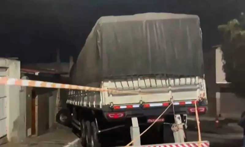 Tragédia em Vitória da Conquista: Carreta desgovernada destrói casas e deixa rastro de destruição