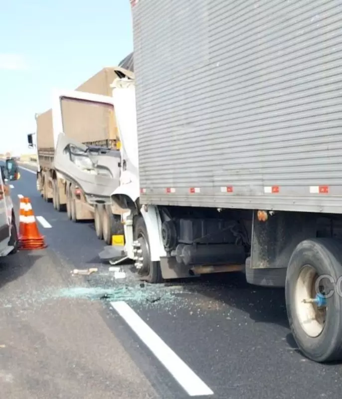 Tragédia na Anhanguera: Acidente entre carretas deixa feridos graves e rodovia interditada