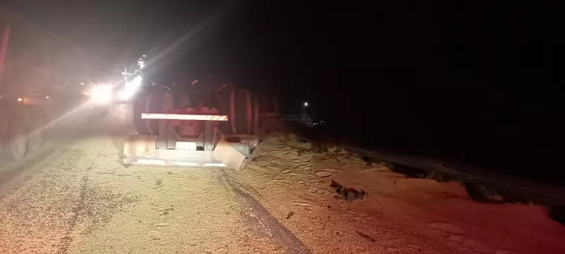 Tragédia na BR-010: Criança morre e casal fica ferido após caminhão de soja tombar no nordeste do Pará