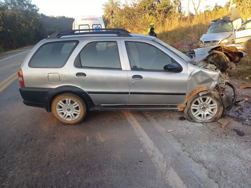 Tragédia na BR-040: Motorista morre e outro fica ferido em colisão entre carros em MG