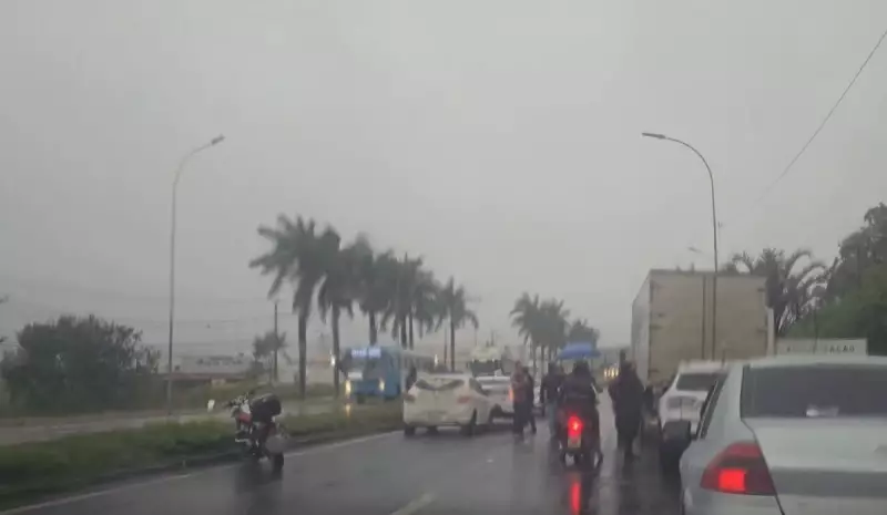 Tragédia na BR-101: Adolescente morre atropelado após engavetamento na Serra