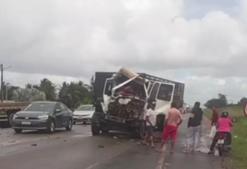 Tragédia na BR-101: Colisão frontal entre caminhões mata um em Umbaúba