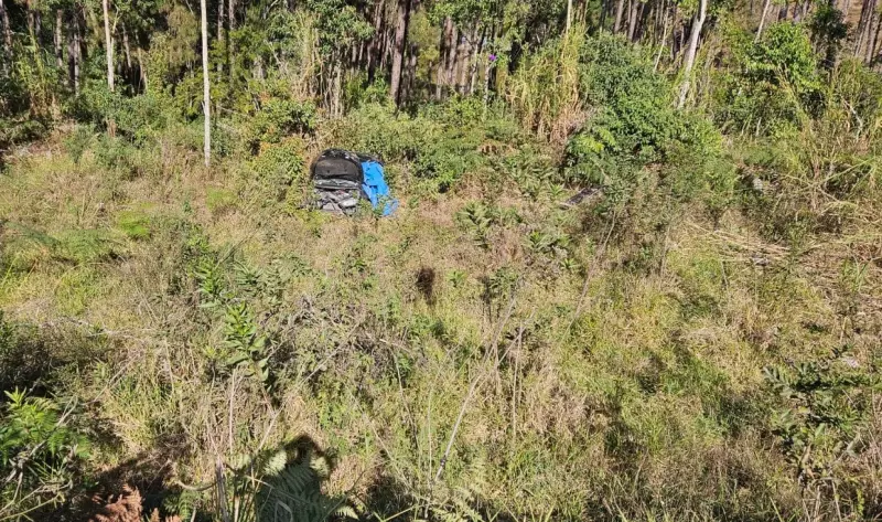 Tragédia na BR-267: Ex-policial morre após carro despencar de barranco de 50 metros em Juiz de Fora