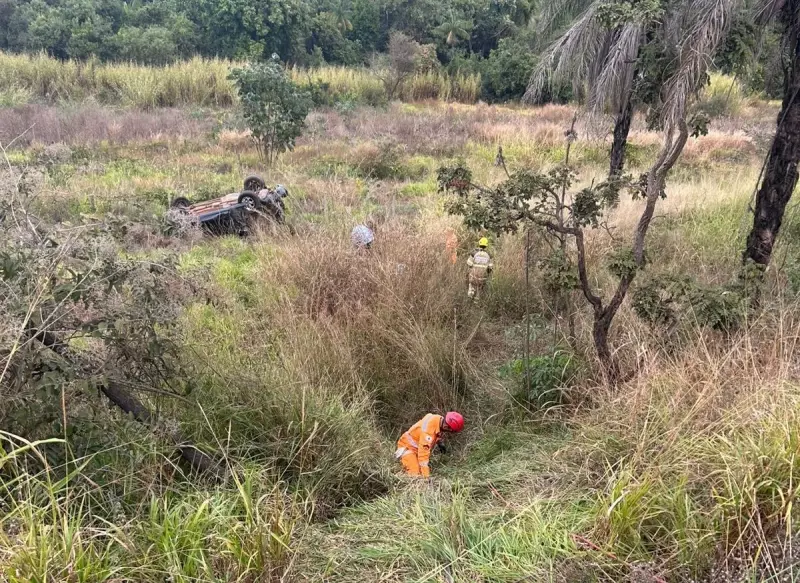 Tragédia na BR-365: Mulher morre após carro despencar de ribanceira de 30 metros