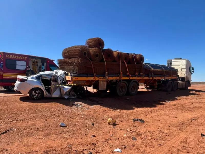 Tragédia na BR: motorista morre ao colidir com carreta parada no acostamento em MT