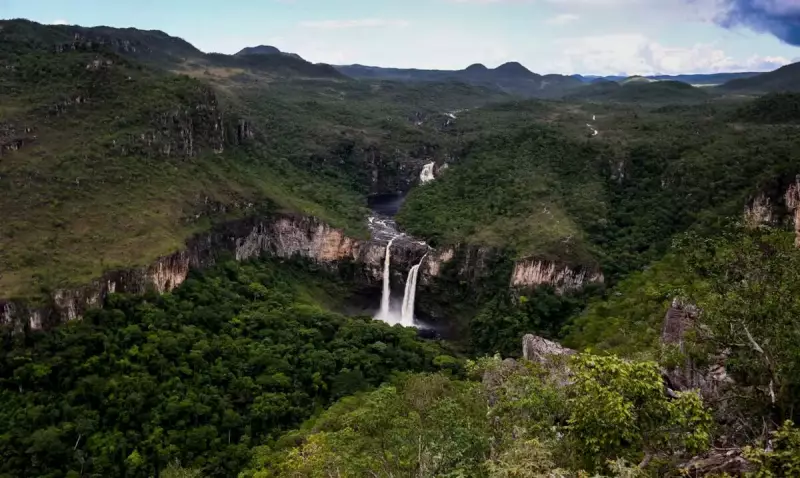 Tragédia na Chapada dos Veadeiros: Turista morre após queda de 50 metros em cachoeira deslumbrante
