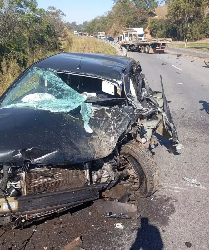 Tragédia na MG-050: Colisão entre carro e caminhão mata uma pessoa em Divinópolis