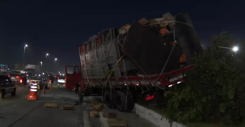 Tragédia na Ponte Aricanduva: Caminhão pega fogo e auxiliar morre atropelado em tentativa de fuga