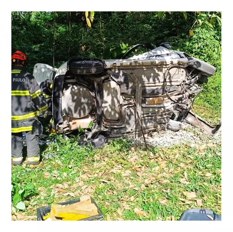 Tragédia na Rio-Santos: homem perde a vida em colisão entre carro e caminhão em Caraguatatuba