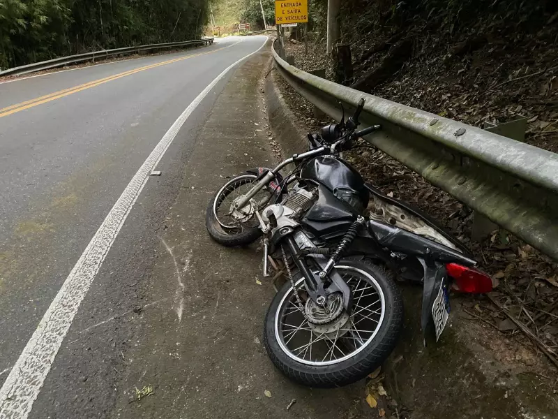 Tragédia na Rodovia dos Tropeiros: motociclista perde controle e morre em acidente chocante