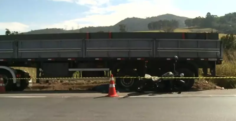 Tragédia na Rodovia Fernão Dias: Motociclista morre após colisão com carreta em Atibaia