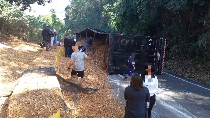 Tragédia na Serra das Araras: Caminhão carregado de serragem tomba e mata duas pessoas em Piraí
