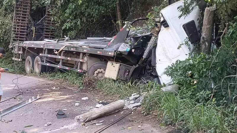 Tragédia na Serra do Triunfo: Motorista morre em acidente com carreta em Santa Maria Madalena