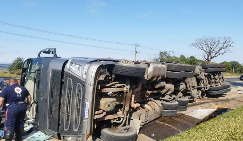 Tragédia na SP-258: Motorista morre após mal súbito e tombar caminhão carregado de madeira em Itapeva