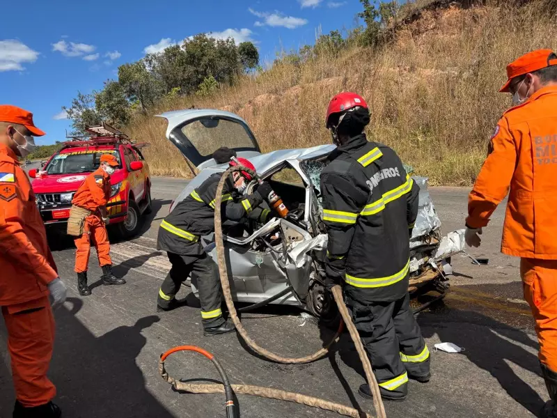 Tragédia na TO-040: Acidente entre carro e carreta deixa cinco mortos próximo a Dianópolis