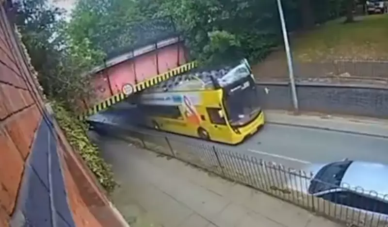 Tragédia no Reino Unido: Passageira é arremessada de ônibus de dois andares em acidente chocante — Veja o vídeo!