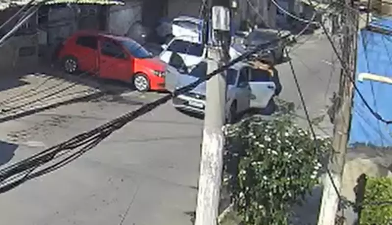 Tragédia no Rio: Criança de 3 anos morre e mãe é baleada em ataque a ex-policial — Veja o vídeo chocante