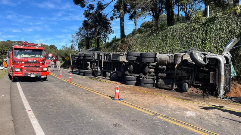Tragédia no RS: Pai e duas crianças morrem em acidente com carreta tombada