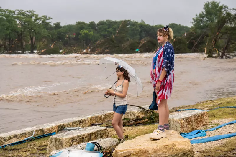 Tragédia no Texas: Enchentes deixam 13 mortos e 23 meninas desaparecem em acampamento