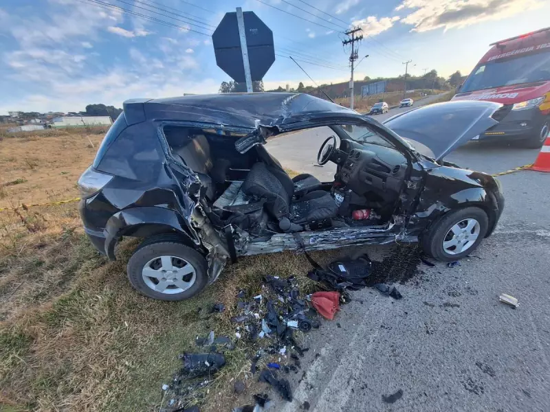 Tragédia no trânsito: idosa e motocicista morrem em grave acidente em trevo de SC