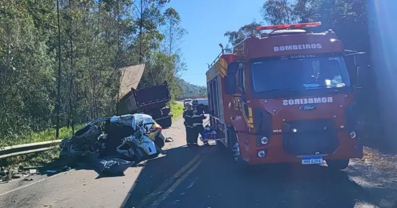 Tragédia no trânsito: motorista morre em colisão entre carro e caminhão na SC-446