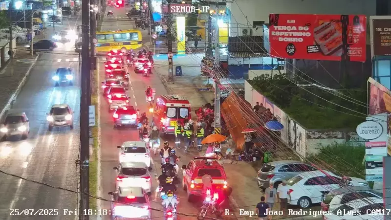 Tragédia no trânsito: motos colidem e derrubam ponto de ônibus na Paraíba — feridos no local