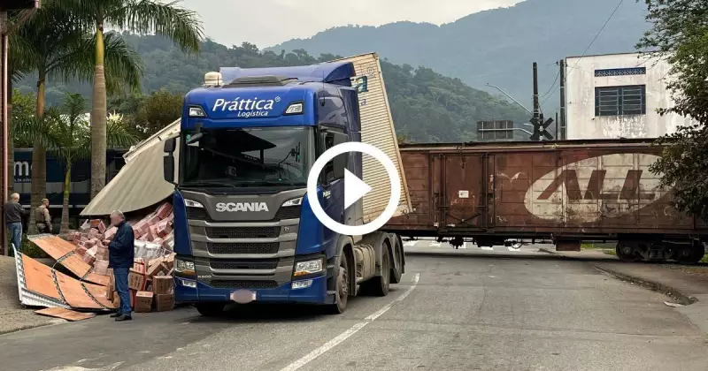 Trem colide com caminhão em SC e carga se espalha em cena dramática — Veja o vídeo!