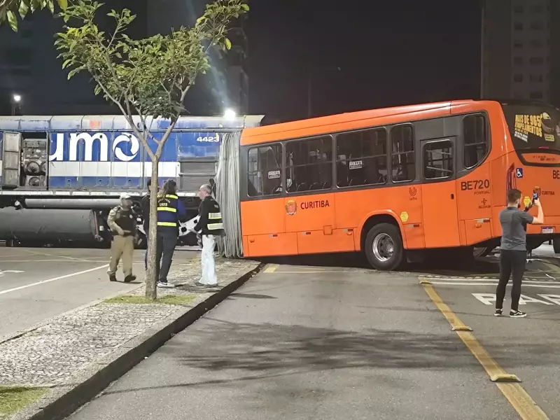 Trem parte ônibus ao meio em Curitiba: veja imagens chocantes do acidente
