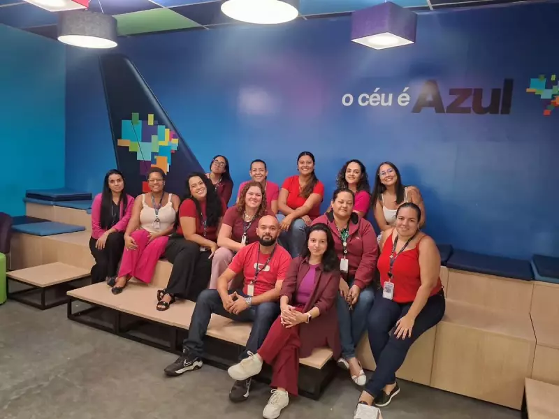 Tripulante da Azul usa benefício de passagens para reunir família após 30 anos separados