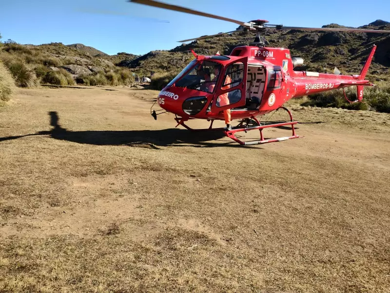 Turistas são resgatados de helicóptero após ficarem perdidos no Parque Nacional do Itatiaia